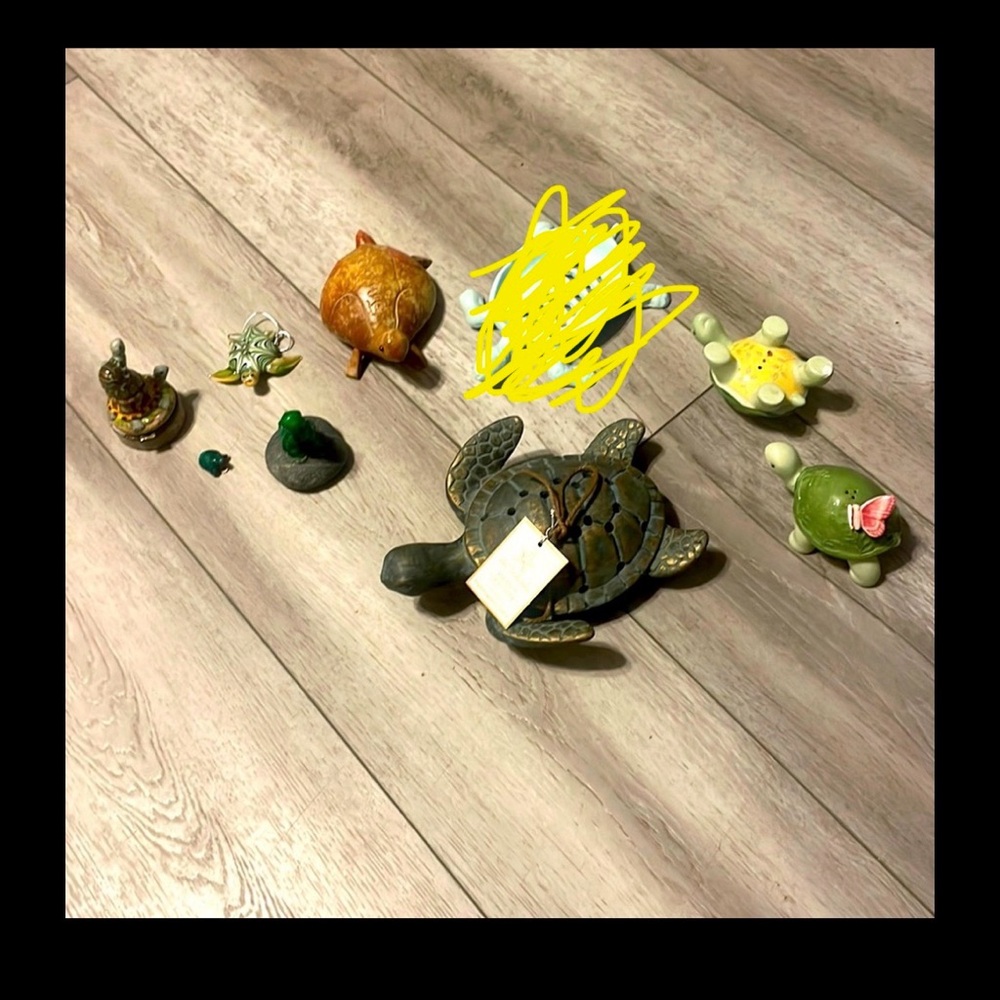 Turtles. Soap dish. Salt and pepper shakers and other adorable turtle decor